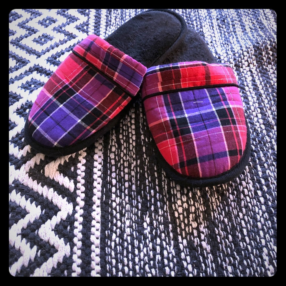 VS Slippers SZ 7-8, gently used.